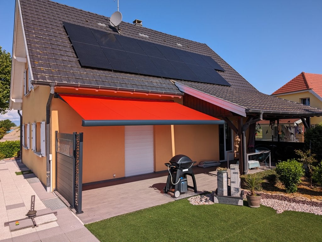 Réalisation store coffre - Store Rayy XL Largeur 475 cm x Avancée 300 cm – Coffre Coloris Gris Anthracite RAL 7016 – Toile Dickson Magma Link U808