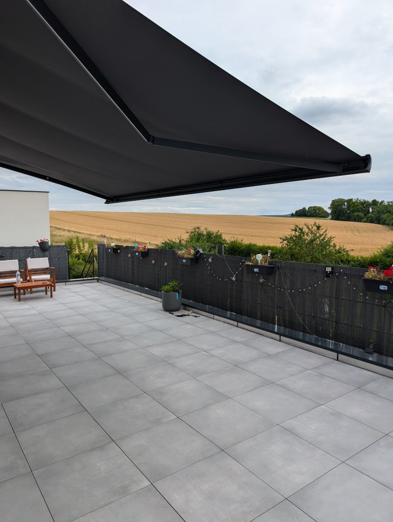 Réalisation store coffre - Store Rayy XL Largeur 592 cm x Avancée 400 cm – Coffre Coloris Gris Anthracite RAL 7016 – Toile Dickson Carbone U171
