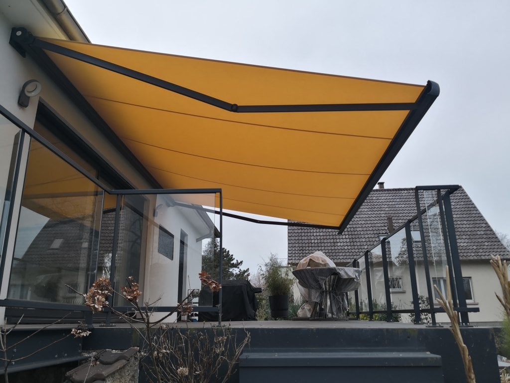 Réalisation store coffre - Store Rayy XL Largeur 592 cm x Avancée 400 cm – Coffre Coloris Gris Anthracite RAL 7016 – Toile Dickson Maïs Piqué U415