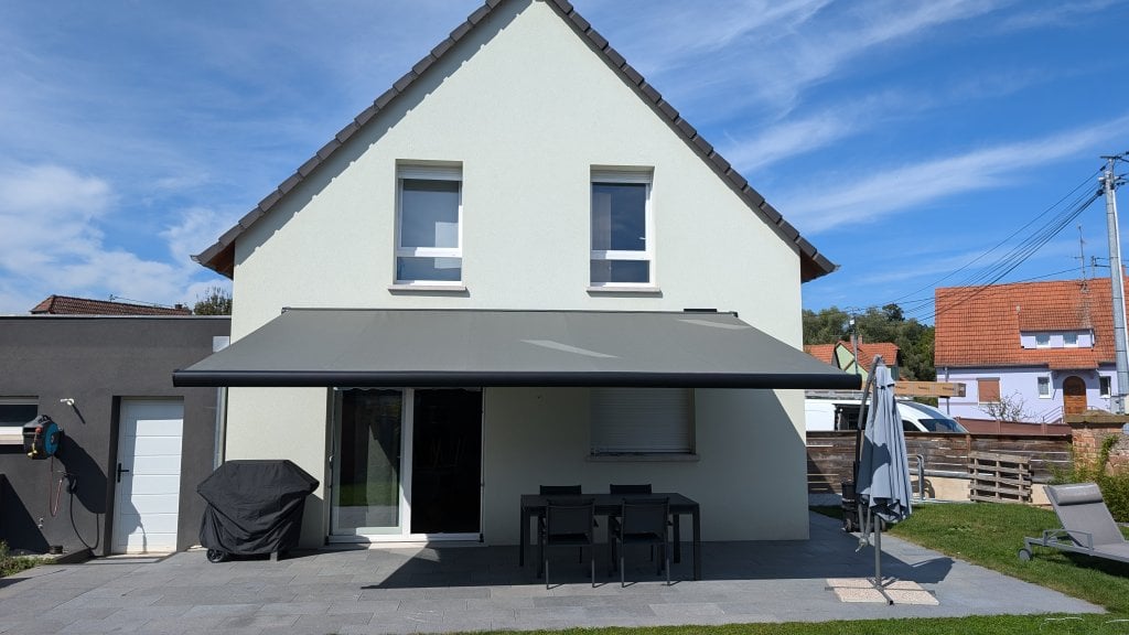 Réalisation store coffre - Store Rayy XL Largeur 592 cm x Avancée 400 cm – Coffre Coloris Noir sablé RAL 9005 – Toile Dickson Cèdre Piqué U791