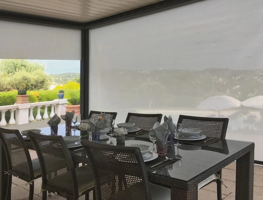 Pergola Rayy avec zip latéraux déployés