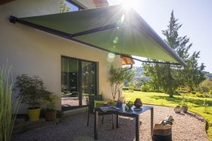 store coffre Rayy déployé sur terrasse ensoleillée