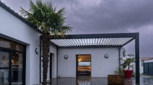 pergola rayy protection de terrasse sous la pluie