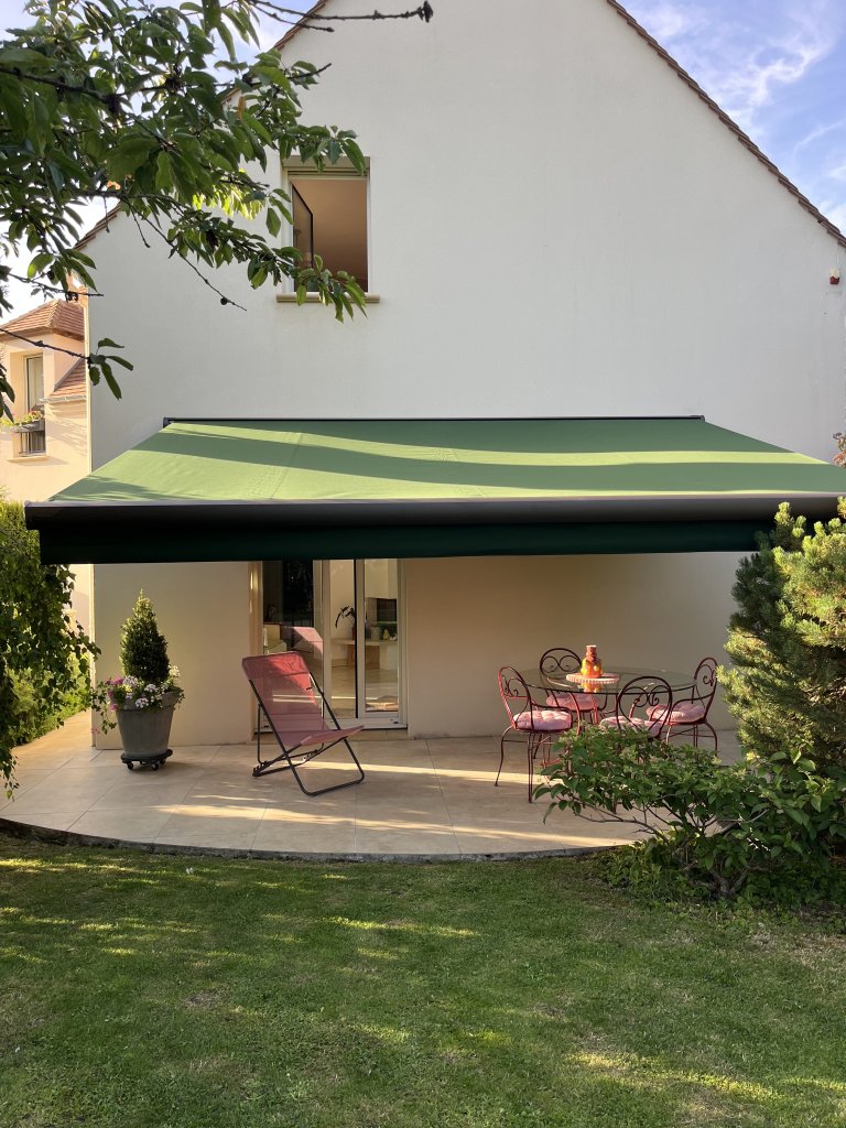 store coffre Rayy déployé sur terrasse ensoleillée