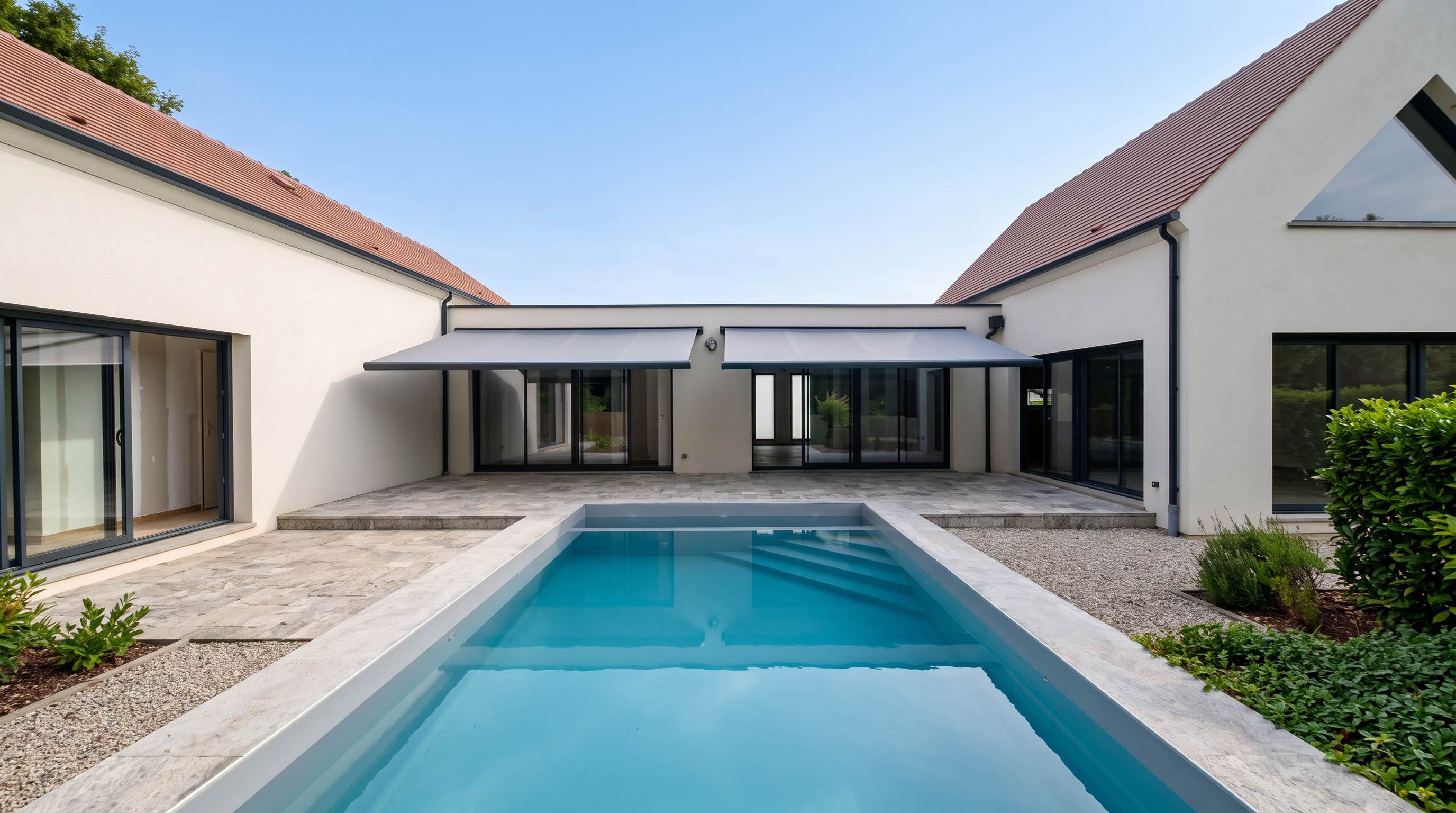 Store de terrasse avec piscine et soleil